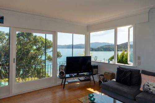 Beachfront Bliss - Coopers Beach Holiday Home