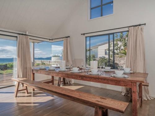 Absolute Beachfront Matarangi - Matarangi Holiday Home