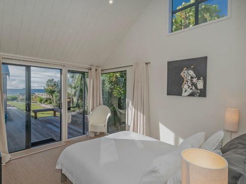 Absolute Beachfront Matarangi - Matarangi Holiday Home