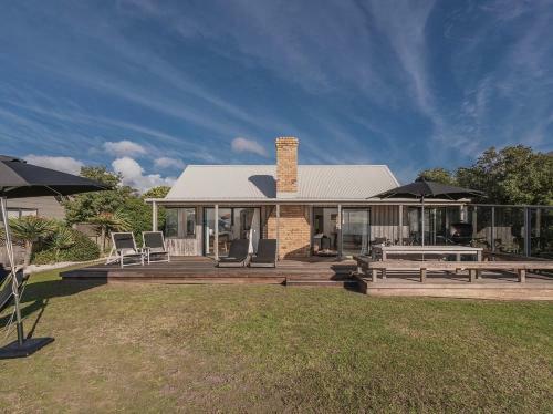 Absolute Beachfront Matarangi - Matarangi Holiday Home