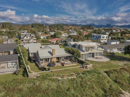 Absolute Beachfront Matarangi - Matarangi Holiday Home