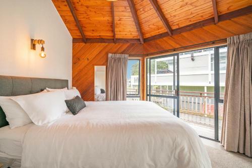 Octagon Outlook - Matarangi Holiday Home