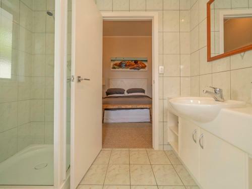 Golden Summers - Beachfront Matarangi Holiday Home