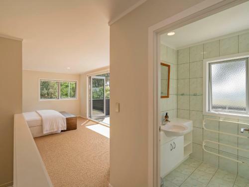 Golden Summers - Beachfront Matarangi Holiday Home