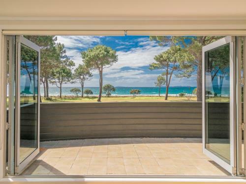 Golden Summers - Beachfront Matarangi Holiday Home