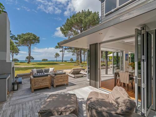 Golden Summers - Beachfront Matarangi Holiday Home