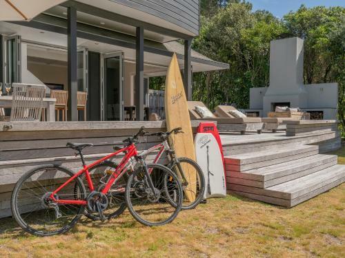 Golden Summers - Beachfront Matarangi Holiday Home