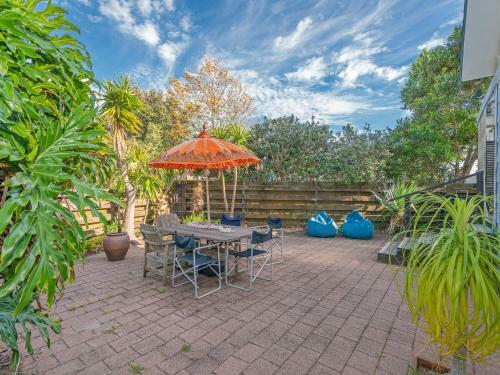 Manuka Bach - Matarangi Holiday Home