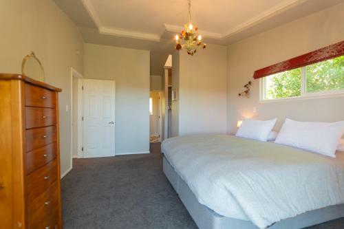 Seaview Central - Coopers Beach Holiday Home