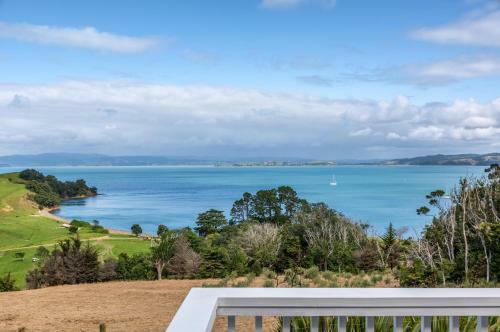 Woodside Bay Cottage - Waiheke Holiday Home