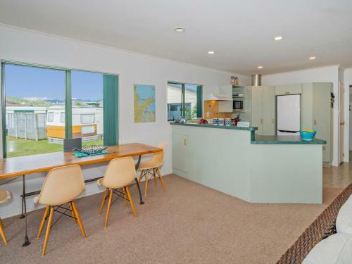 Captain's Cabin - Cooks Beach Holiday Home