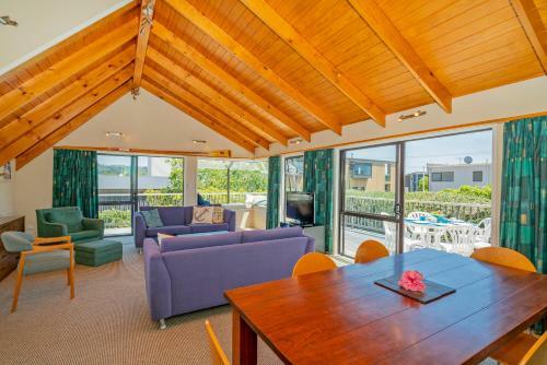 Coastal Quarters - Cooks Beach Holiday Home