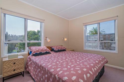 Sun Seeker Bach - Ferry Landing Holiday Home