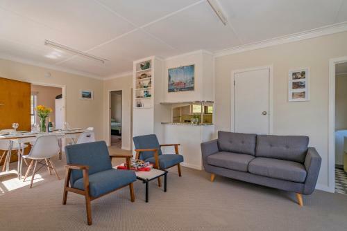 Sun Seeker Bach - Ferry Landing Holiday Home