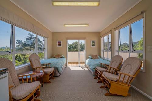 Sun Seeker Bach - Ferry Landing Holiday Home