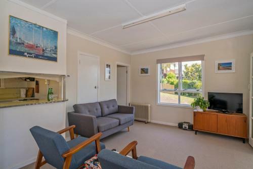 Sun Seeker Bach - Ferry Landing Holiday Home