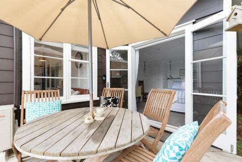 Kiwiana Bach - Lake Tarawera Holiday Home