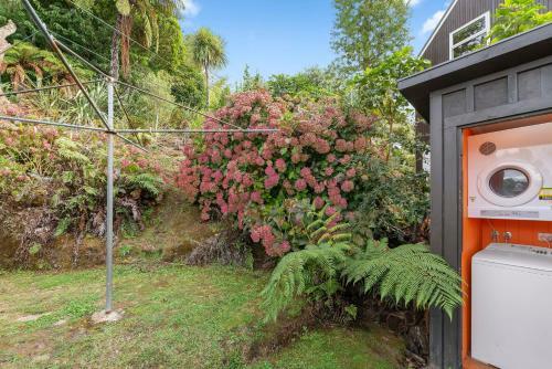 Kiwiana Bach - Lake Tarawera Holiday Home