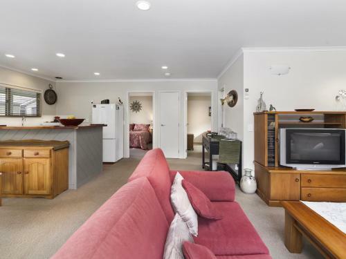 Rainbow Cottage - Lake Tarawera Cottage
