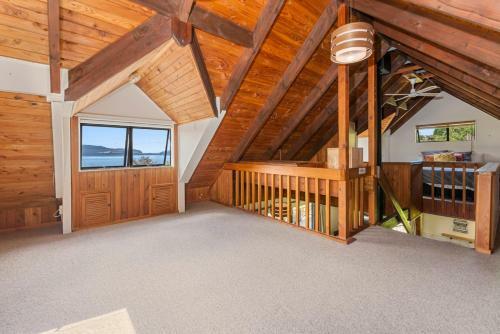 Splendour On Spencer - Lake Tarawera Holiday Home