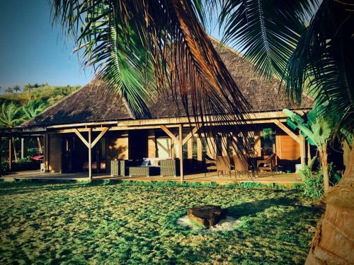Bora Bora Waterfront Sunrise Villa