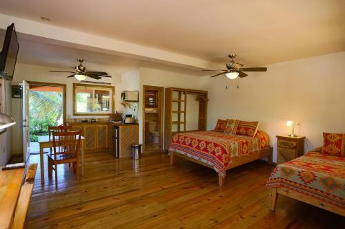 Bed & Breakfast Posada Seremein Roatan