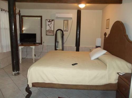 Hotel Fosters West Bay Resort