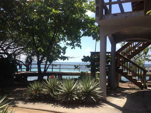 Hotel Fosters West Bay Resort