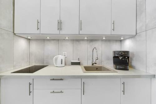 Good Day Apartments- Private Parking Now Town