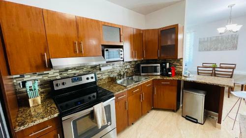 Private Oasis With Jacuzzi And Cabana Pet Friendly