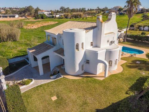 Charming 4-bed Villa In Albufeira 800m To Beach