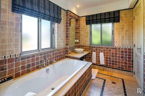 Almancil Villa Sleeps 10 With Pool And Wifi