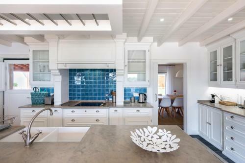 Aroal Villa Sleeps 6 With Pool And Air Con