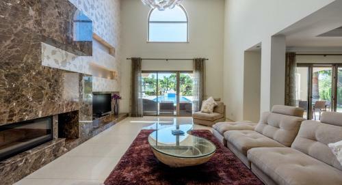 Ferrarias Villa Sleeps 12 With Pool Air Con And Wifi