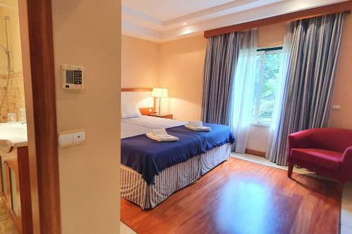 Lovelystay - Classic 2bdr Apartment With Pool & Near Beach