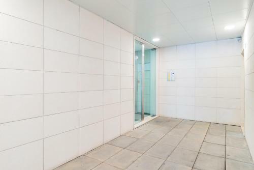 Deluxe Beach Apartment With Swimming Pool