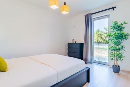 Deluxe Beach Apartment With Swimming Pool