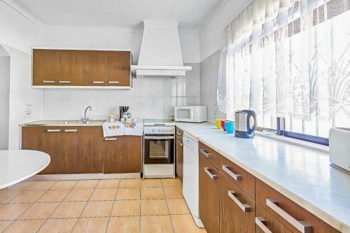 Gale Villa Sleeps 8 Pool Air Con Wifi