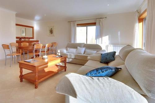 Gale Villa Sleeps 8 Pool Air Con Wifi