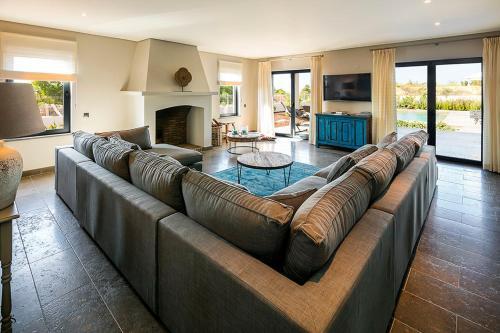 Rocha Brava Villa Sleeps 12 With Pool And Air Con
