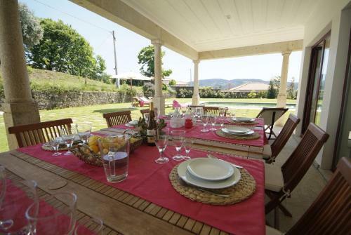 Ponte de Lima Villa Sleeps 12 With Pool And Wifi