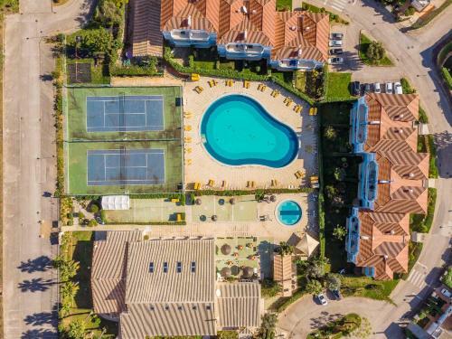 Apartamento T2 O�sis Parque, Piscinas, Jacuzzi E T�nis!