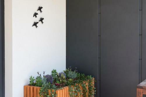 Lovelystay - Downtown Balcony Apartment With Free Parking