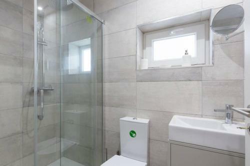 Apartamento Minimalist Apt W/ Terrace By Guestready