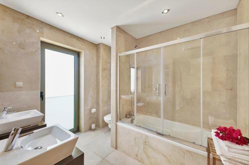 Gorgeous Townhouse In Tavira Centre, Shared Pool
