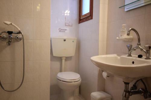 Hostal Morpheas Pension Rooms & Apartments