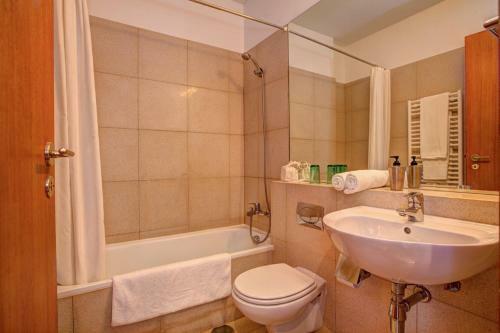 Travassos Villa Sleeps 10 Wifi