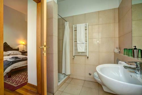 Travassos Villa Sleeps 10 Wifi