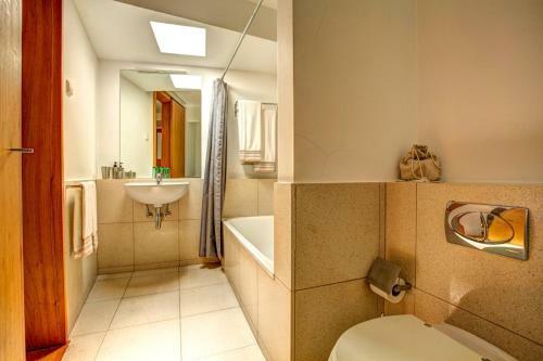 Travassos Villa Sleeps 10 Wifi