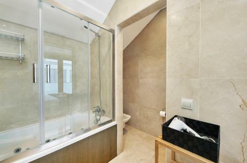 Beautiful Town Centre Apartment With Shared Pool
